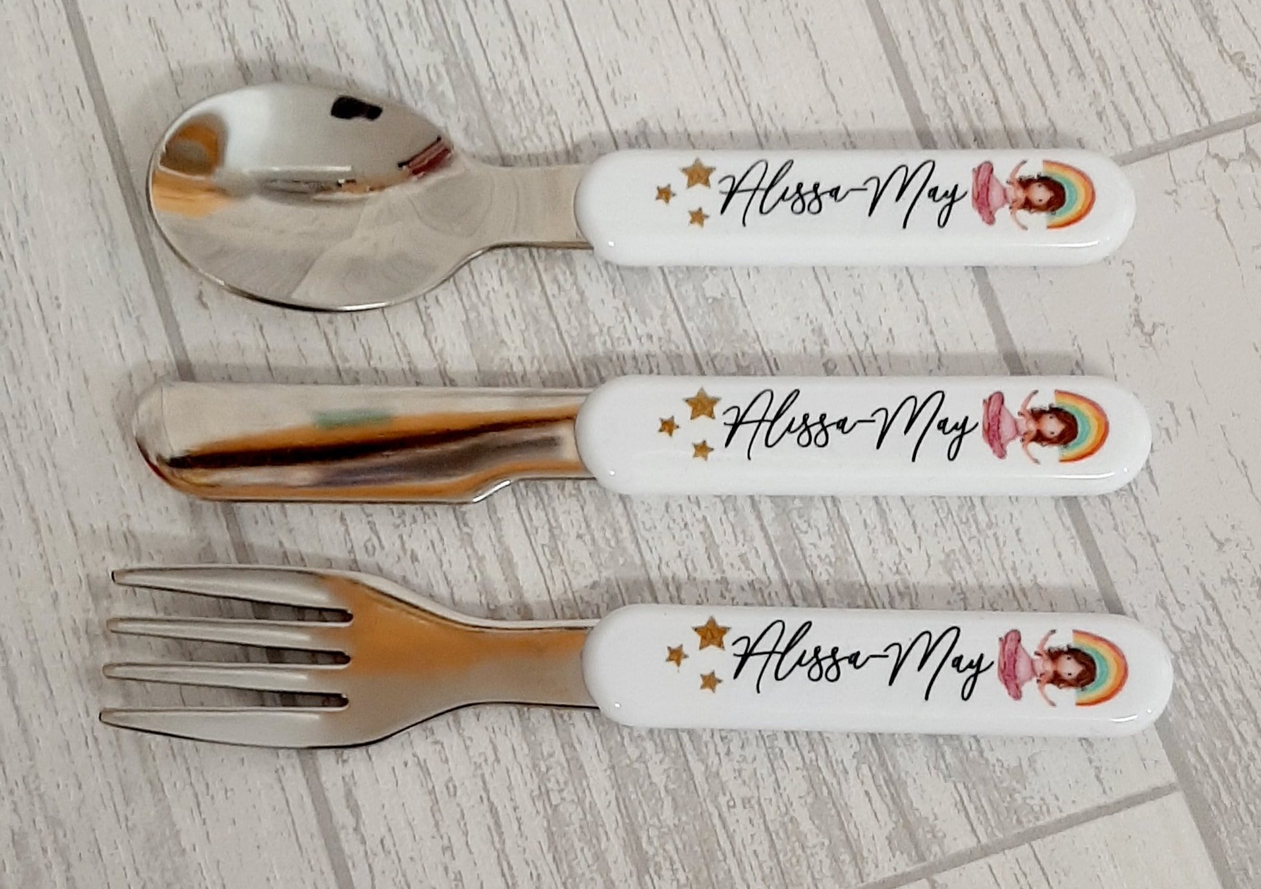 This image is displayed on the personalisation company website. This image shows babies 1st birthday eating utensils. Personalised babies gifts.