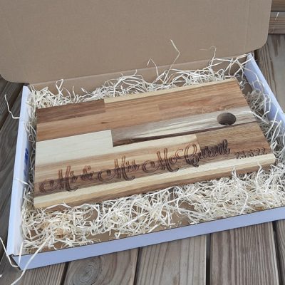 Acacia chopping board in shipping box - engraved