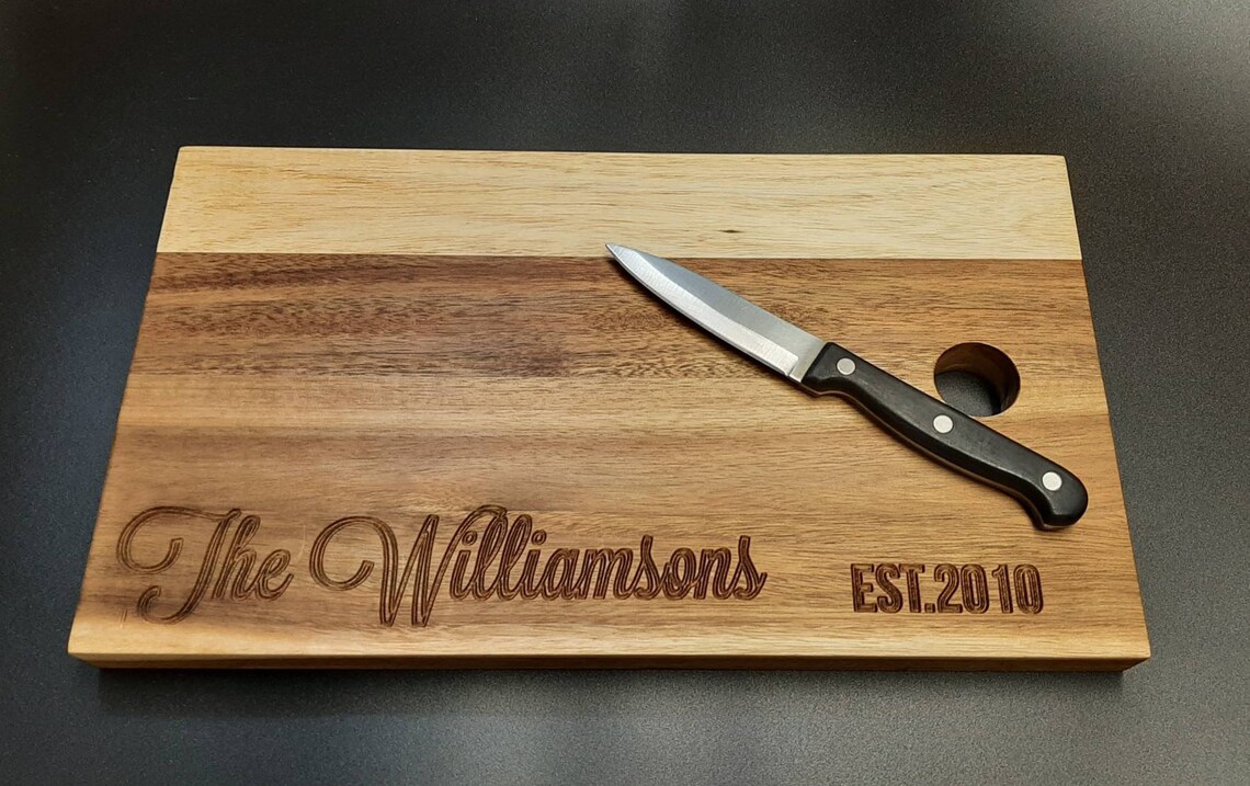 Acacia chopping board with knife