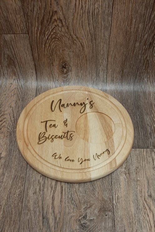 Personalised round wooden mug board. Personalised engraved beer glass. Beautiful engraved personalised gift for every occasion. Personalised gifts for daddy. This image is shown on the personalisation company website. Personalised and affordable gifts for every occassion. Visit www.the-personalisation-company.co.uk